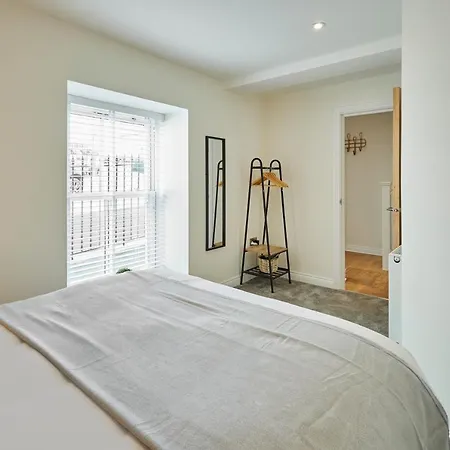 Host & - 3 The Mount