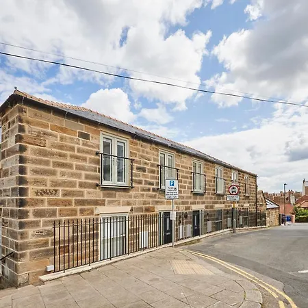 Host & - 3 The Mount * Whitby